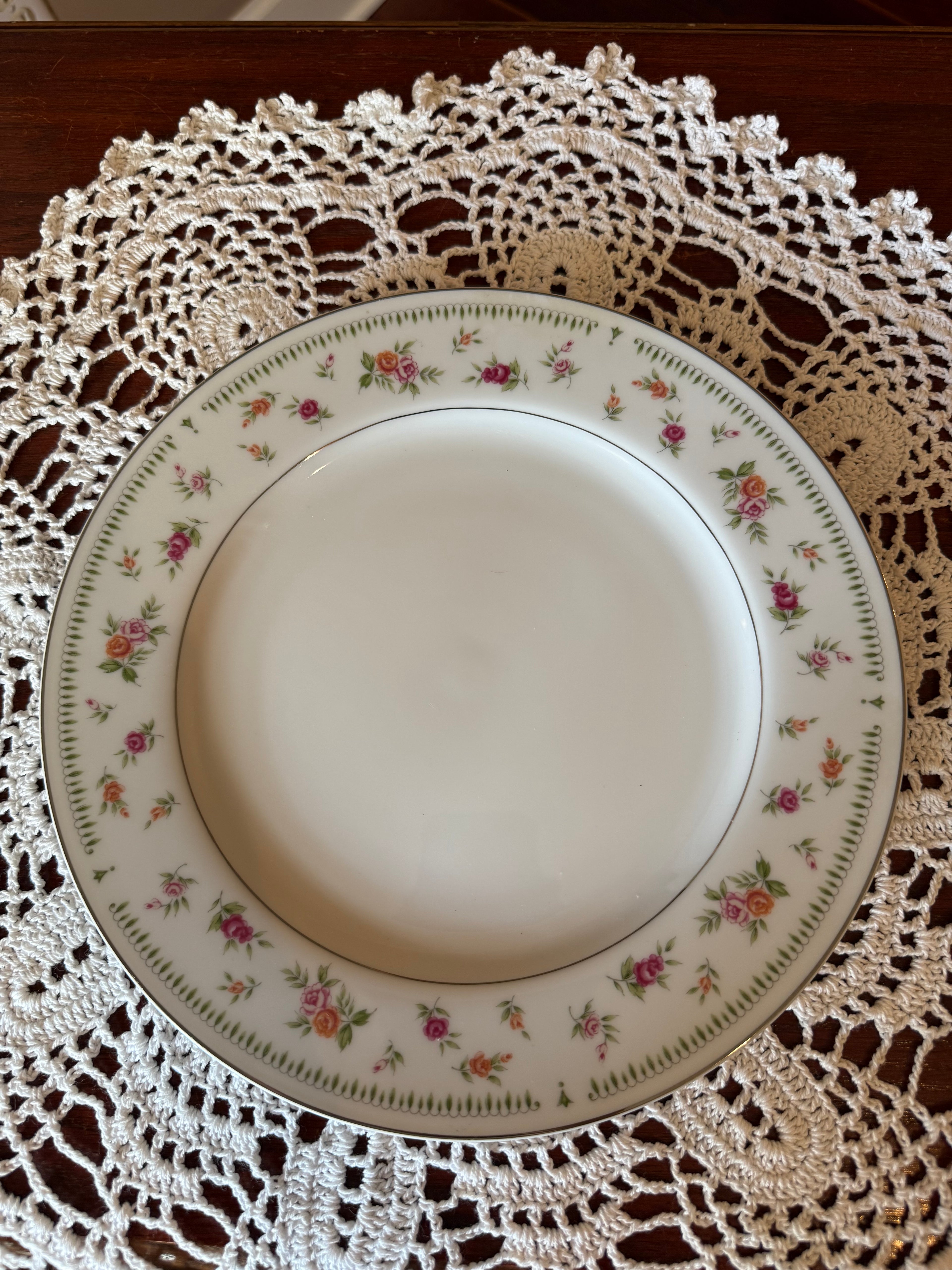 Rose Garland Halo Dinner Plate