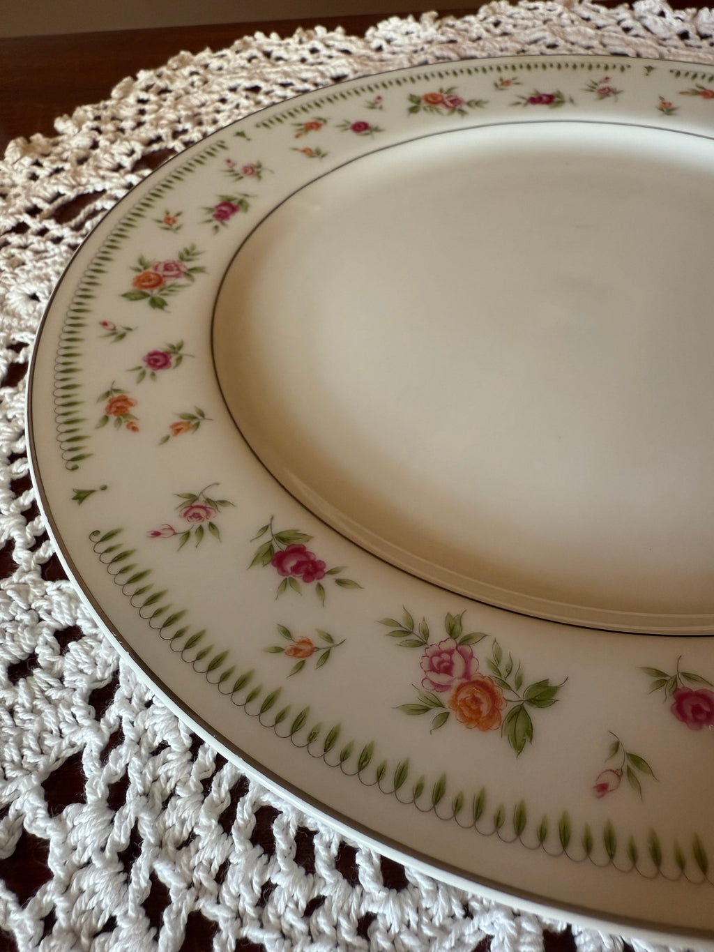 Rose Garland Halo Dinner Plate